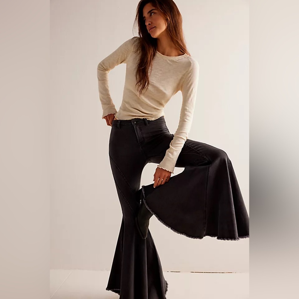 We The Free Twirl On Mid-Rise Crop Flare Jeans in Black, Size 25